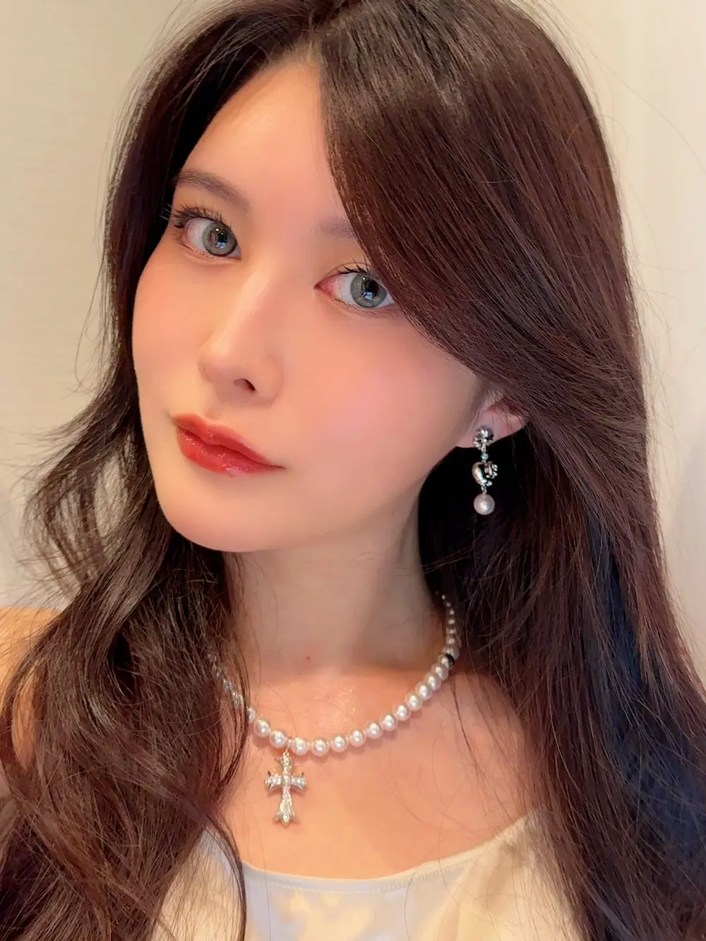 Minami Aizawa ในภาพพอร์ตเทรตพร้อมเครื่องประดับ