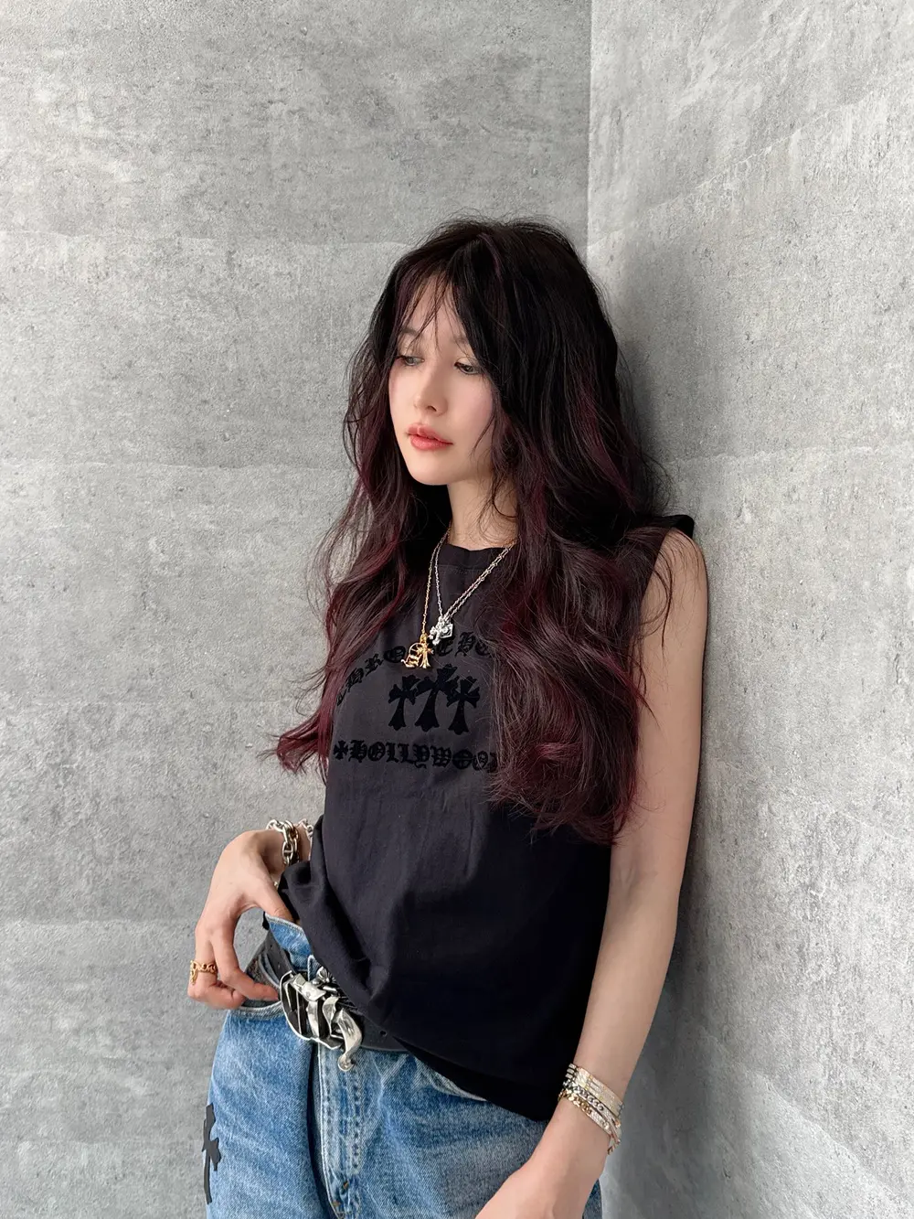 Minami Aizawa ในลุคแฟชั่นเสื้อสีดำและกางเกงยีนส์