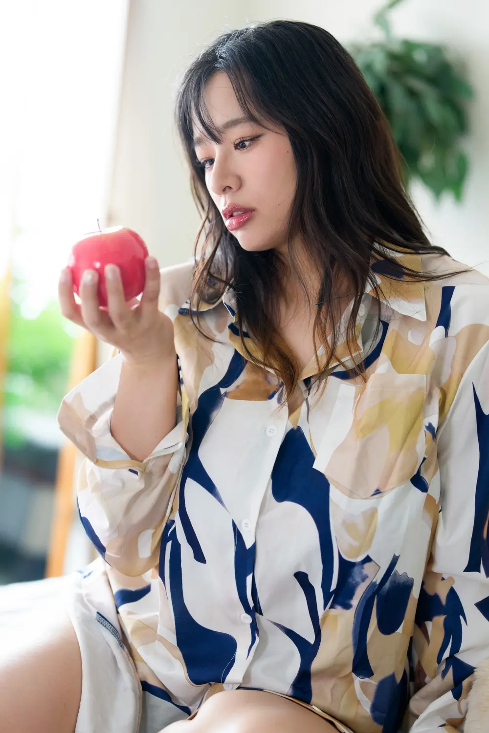 Hana Haruna ในภาพไลฟ์สไตล์พร้อมแอปเปิล