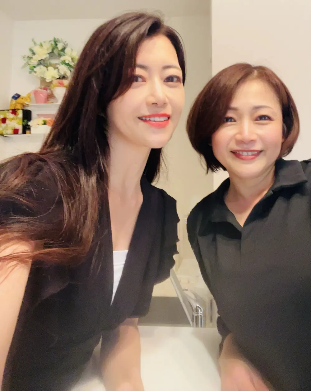 Maki Hojo ในภาพร่วมงานกับเพื่อนนักแสดง