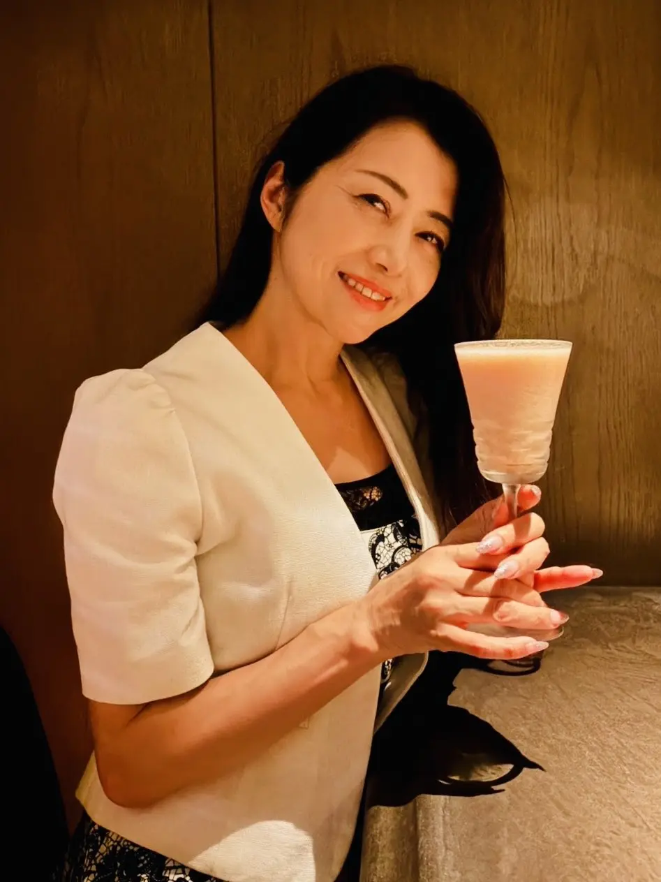Maki Hojo ในชุดสีขาวระหว่างงานพบปะแฟน