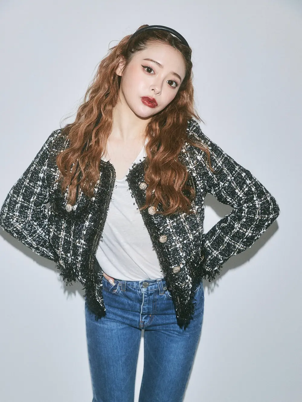 Yuna Ogura ในภาพพอร์ตเทรตเต็มตัว
