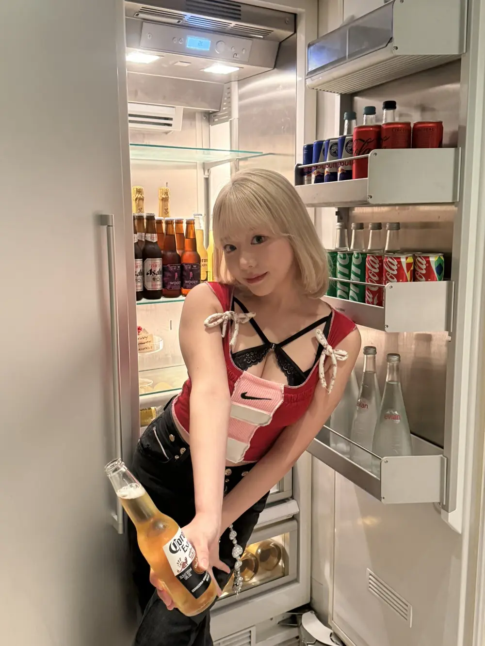 Mao Hamasaki ในภาพพอร์ตเทรตหน้าตู้เครื่องดื่ม