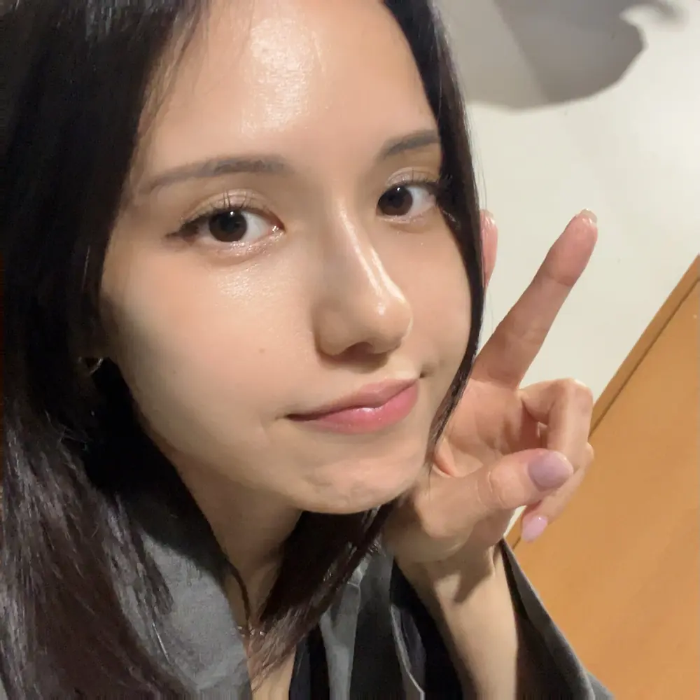 Ayaka Mutou ในภาพเซลฟี่ในบ้าน