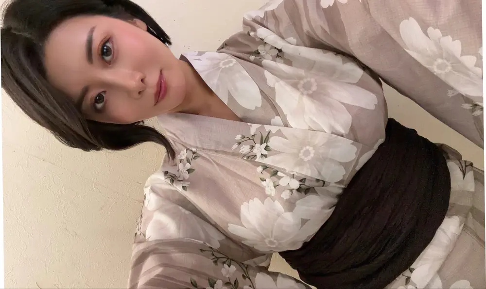 Yuri Oshikawa ในเสื้อคลุมลายดอกไม้จากบัญชีทางการ
