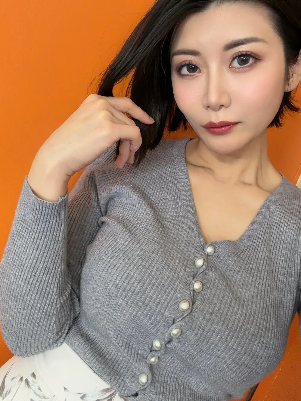 Yuri Oshikawa ในเสื้อถักสีเทาจากบัญชีทางการ