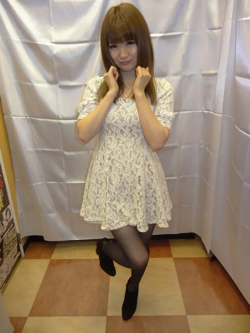 Yui Nishikawa ในชุดเดรสลูกไม้สีขาวที่งานโปรโมต