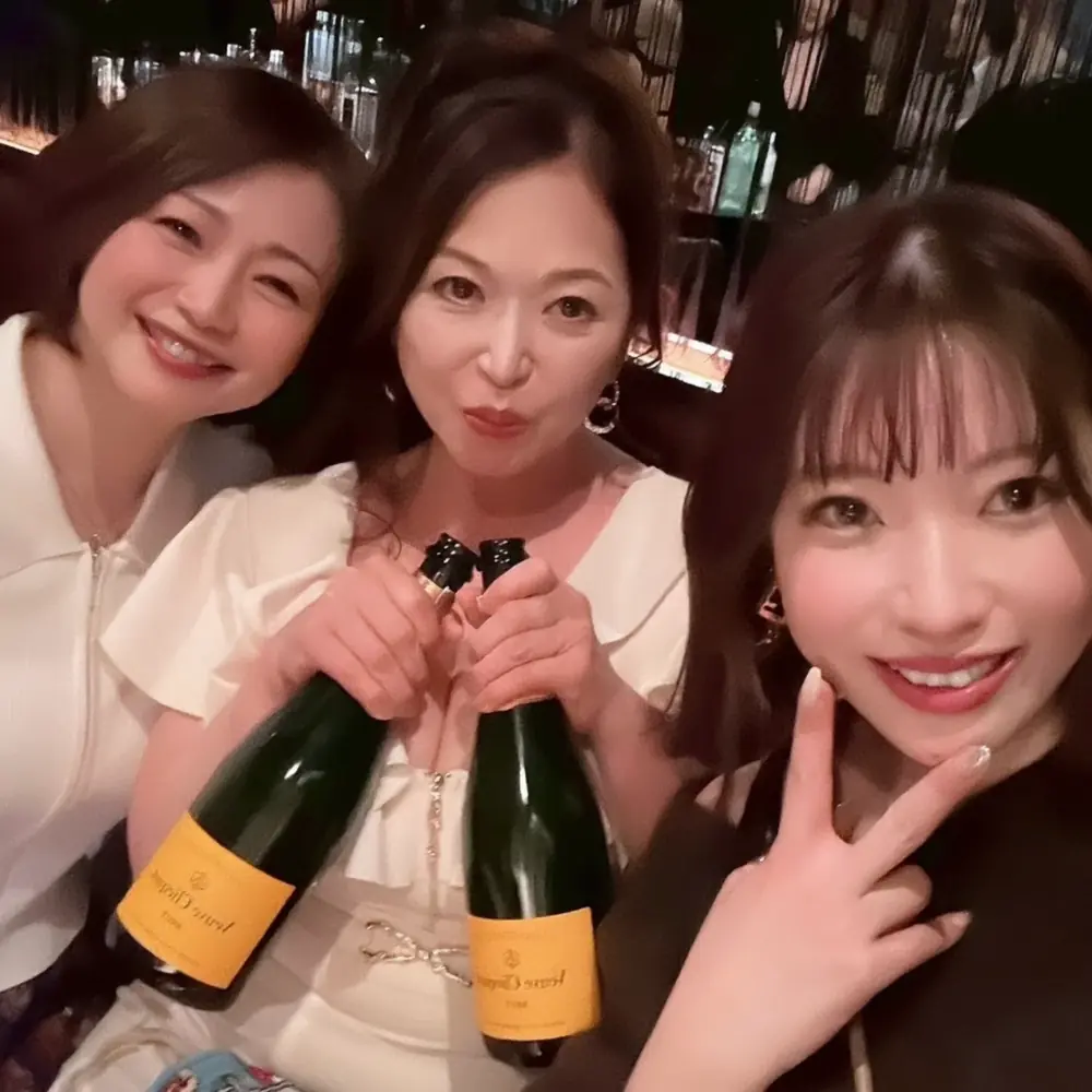 Natsuko Kayama ในงานวันเกิดกับเพื่อนร่วมวงการ