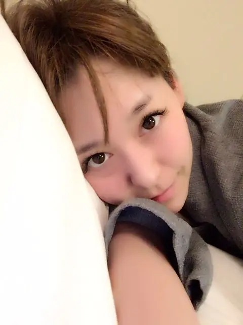 Akari Asagiri ในภาพที่เผยแพร่พร้อมบล็อกเดินทางปี 2017