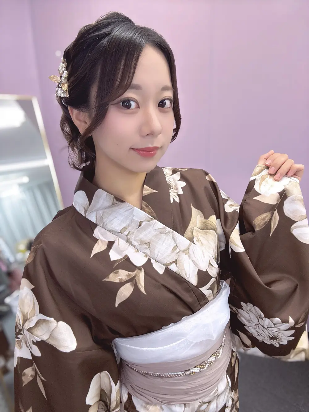 Ito Akana สวมชุดยูกาตะสีน้ำตาลลายดอกไม้
