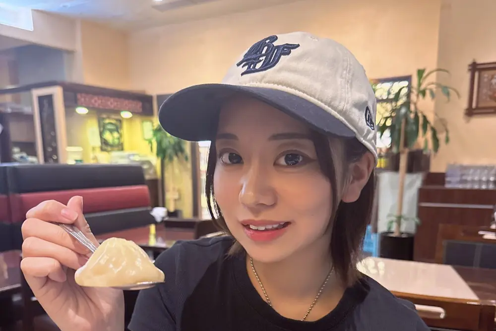Ito Akana สวมหมวกและเสื้อสีดำระหว่างรับประทานอาหารจีน