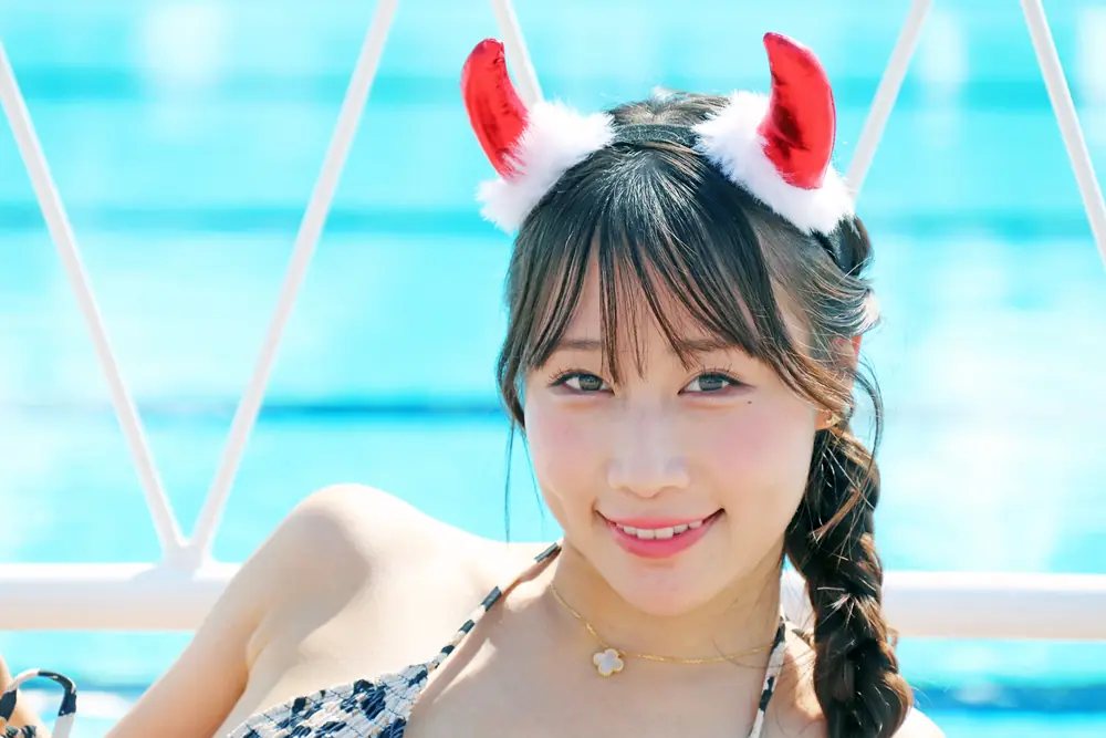 Honoka Saito สวมที่คาดผมสีแดงระหว่างงานถ่ายภาพริมสระ ปี 2025