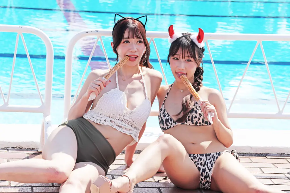 Honoka Saito ทางขวา ร่วมถ่ายภาพกับ Manami Oura ริมสระ ปี 2025
