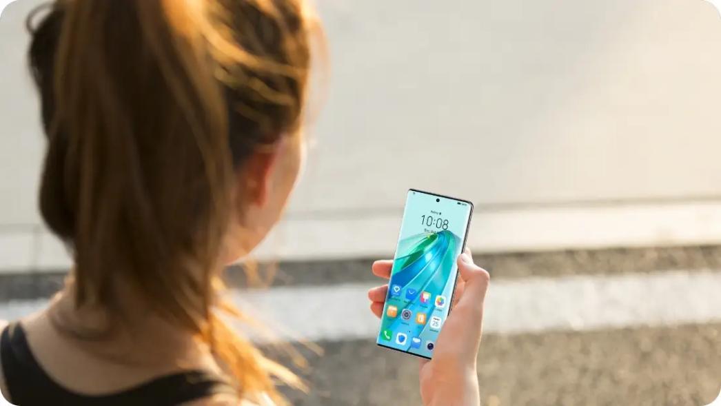 ผู้หญิงถือสมาร์ทโฟน HONOR X9a