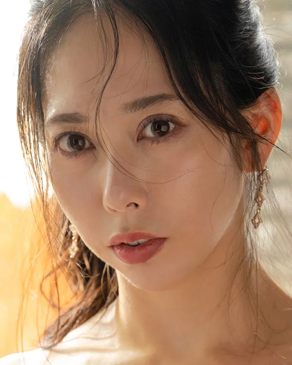 Reira Aizawa หรือ 相澤麗羅 ในภาพโปรไฟล์ของผู้ผลิต