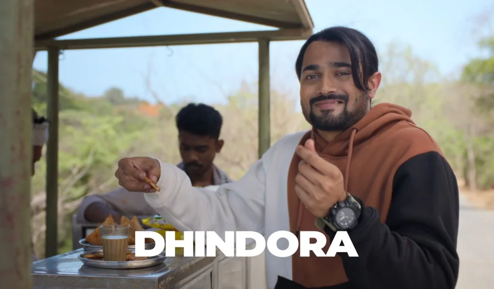 ภูวัน บัม ยืนกินอาหารที่ร้านริมทางในซีรีส์ Dhindora