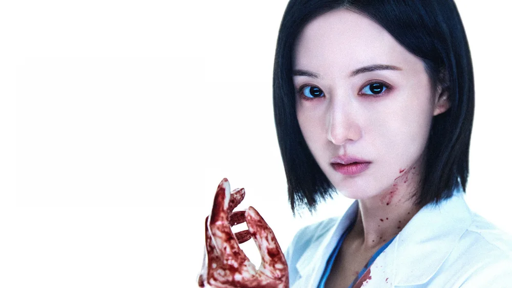 ภาพนิ่งจากซีรีส์ Doctor X: Mafia in White หญิงสาวในชุดกาวน์สีขาวมือและใบหน้าเปื้อนเลือด