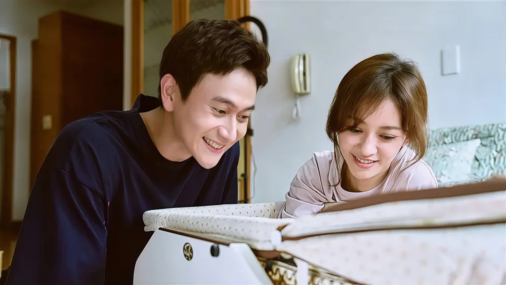 ชายหญิงคู่หนึ่งยิ้มมองเปลทารกในห้องนอน
