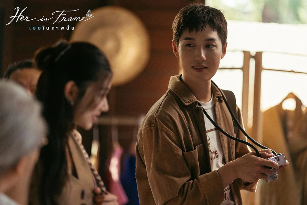 ธนภพ ลีรัตนขจร ถือกล้องฟิล์มในฉากจากหนัง Her in Frame