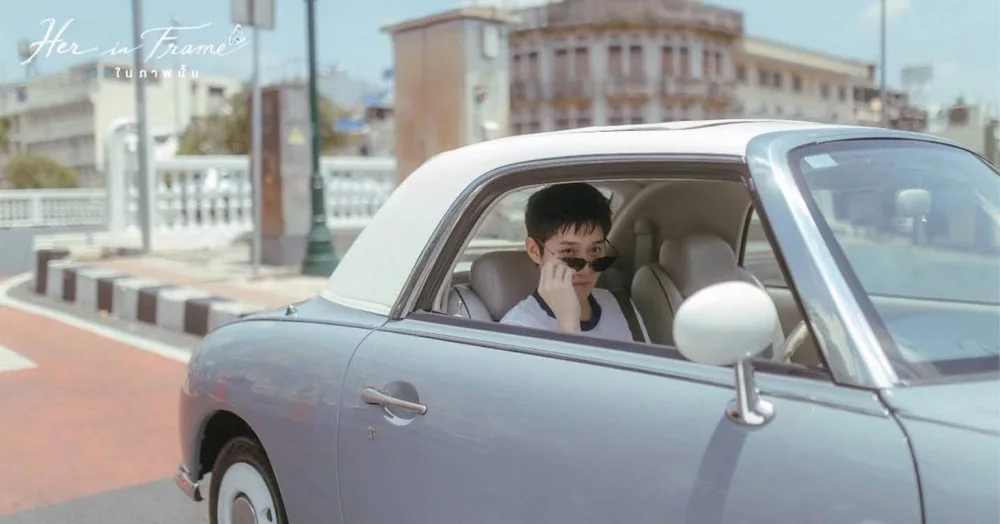 ฉากรถยนต์คลาสสิกบนถนนในเมืองจากหนัง Her in Frame