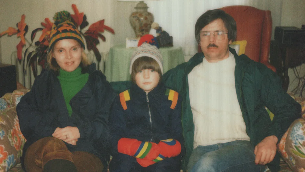 ภาพถ่ายยุคเก่าจากคลังภาพในสารคดี แสดงเด็กและผู้ใหญ่สามคน