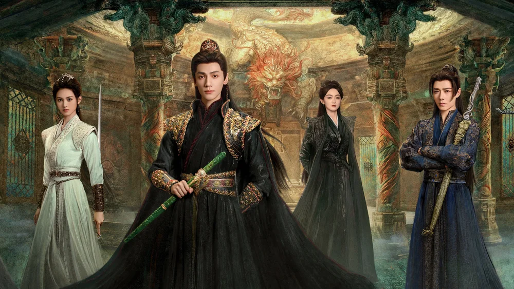 ภาพนักแสดงสี่คนในชุดย้อนยุคยืนอยู่ในฉากท้องพระโรง