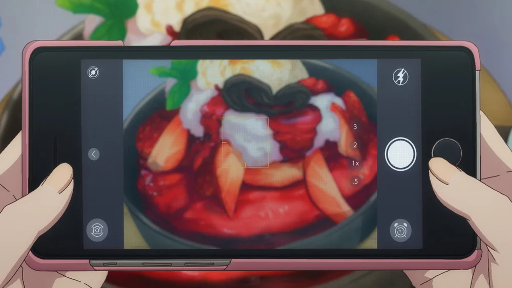 มือถือสีชมพูกำลังถ่ายภาพขนมหวานในจาน