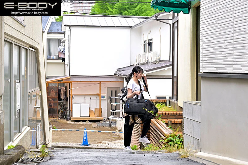 Yukine Hasegawa กับอุปกรณ์กล้องในภาพประชาสัมพันธ์ EBWH-383